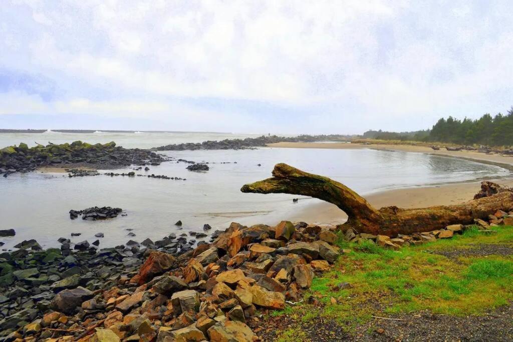 Tiki Escape W/ Amazing Mountain And Marsh Backdrop Villa Rockaway Beach Bagian luar foto