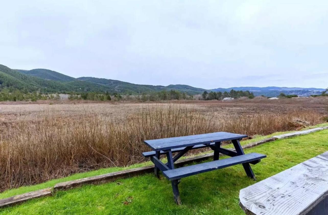Tiki Escape W/ Amazing Mountain And Marsh Backdrop Villa Rockaway Beach Bagian luar foto