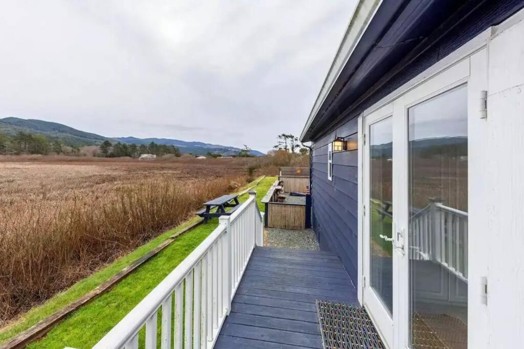 Tiki Escape W/ Amazing Mountain And Marsh Backdrop Villa Rockaway Beach Bagian luar foto