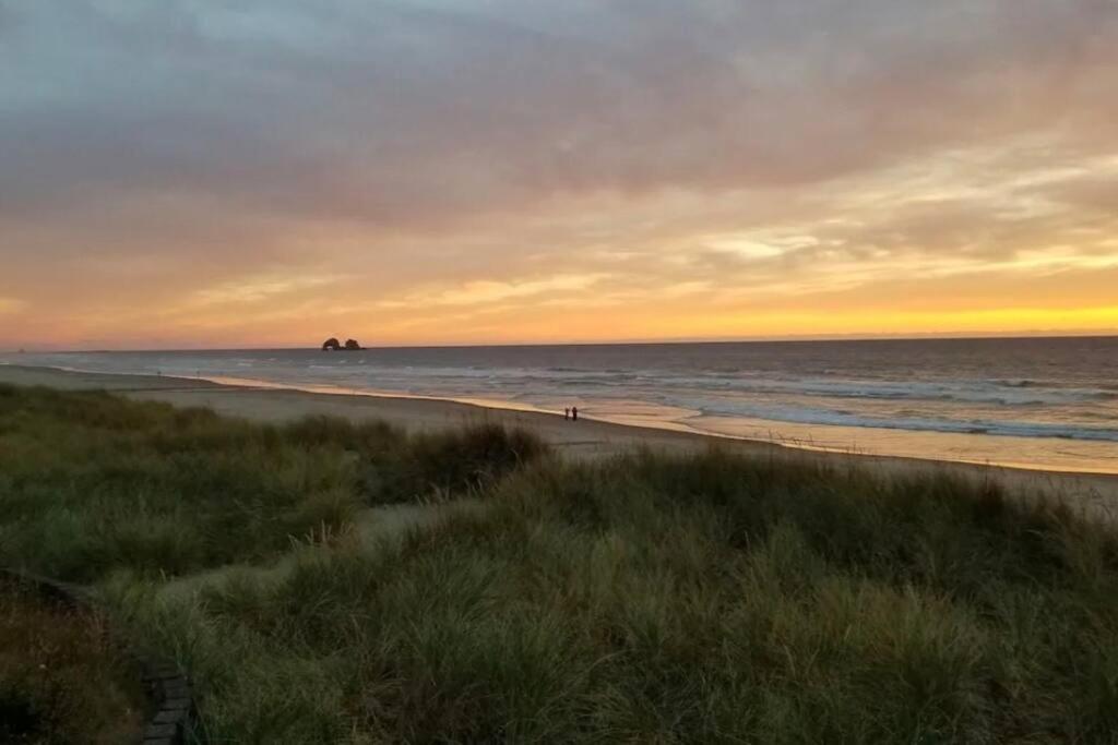 Tiki Escape W/ Amazing Mountain And Marsh Backdrop Villa Rockaway Beach Bagian luar foto