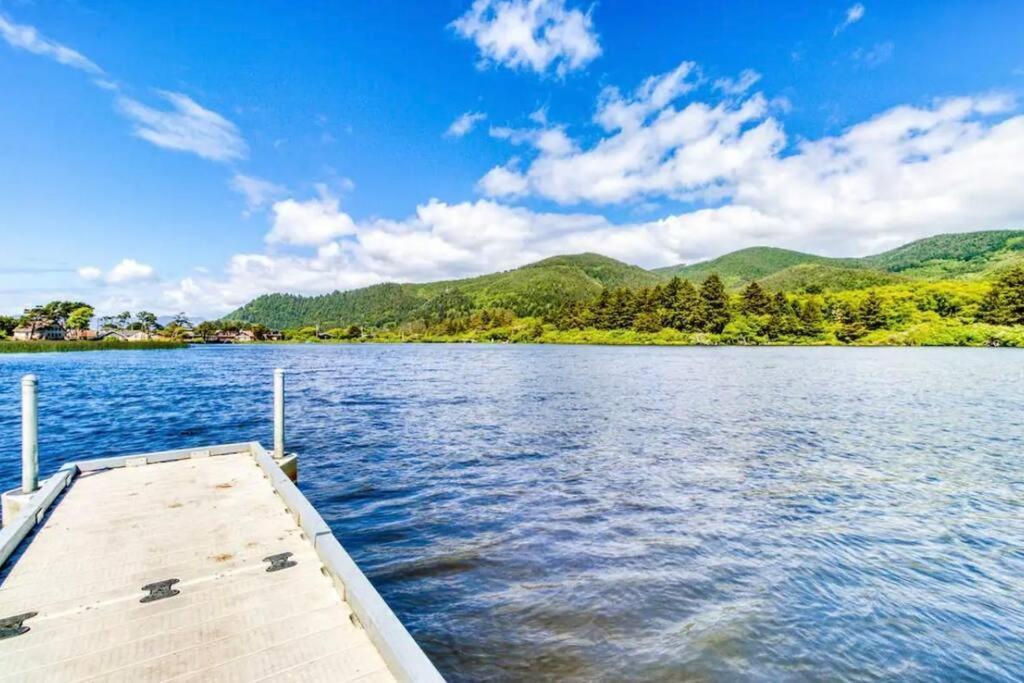 Tiki Escape W/ Amazing Mountain And Marsh Backdrop Villa Rockaway Beach Bagian luar foto